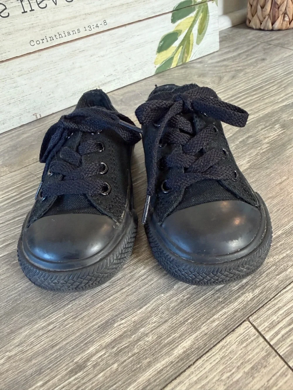 Converse‎ Kids Black Canvas Chucks Low Top Lace Up Sneakers in Black. 5C